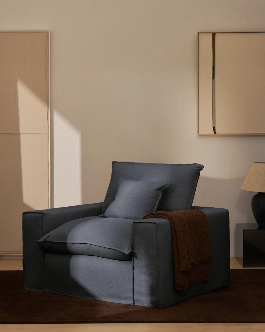 Sessel Anarela mit abnehmbarem Bezug aus Leinen und Viskose in Dunkelgrau, 130 cm, FSC Mix Credit von Kave Home – Bild 2