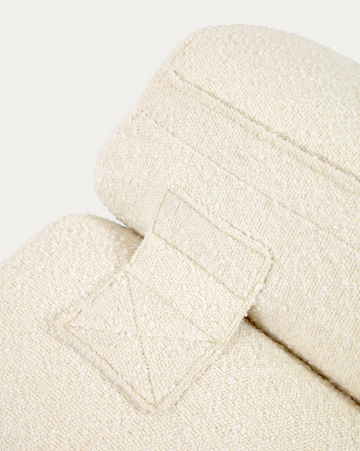 Sessel Club mit Bouclé-Stoff in Weiß von Kave Home – Produktbild 2