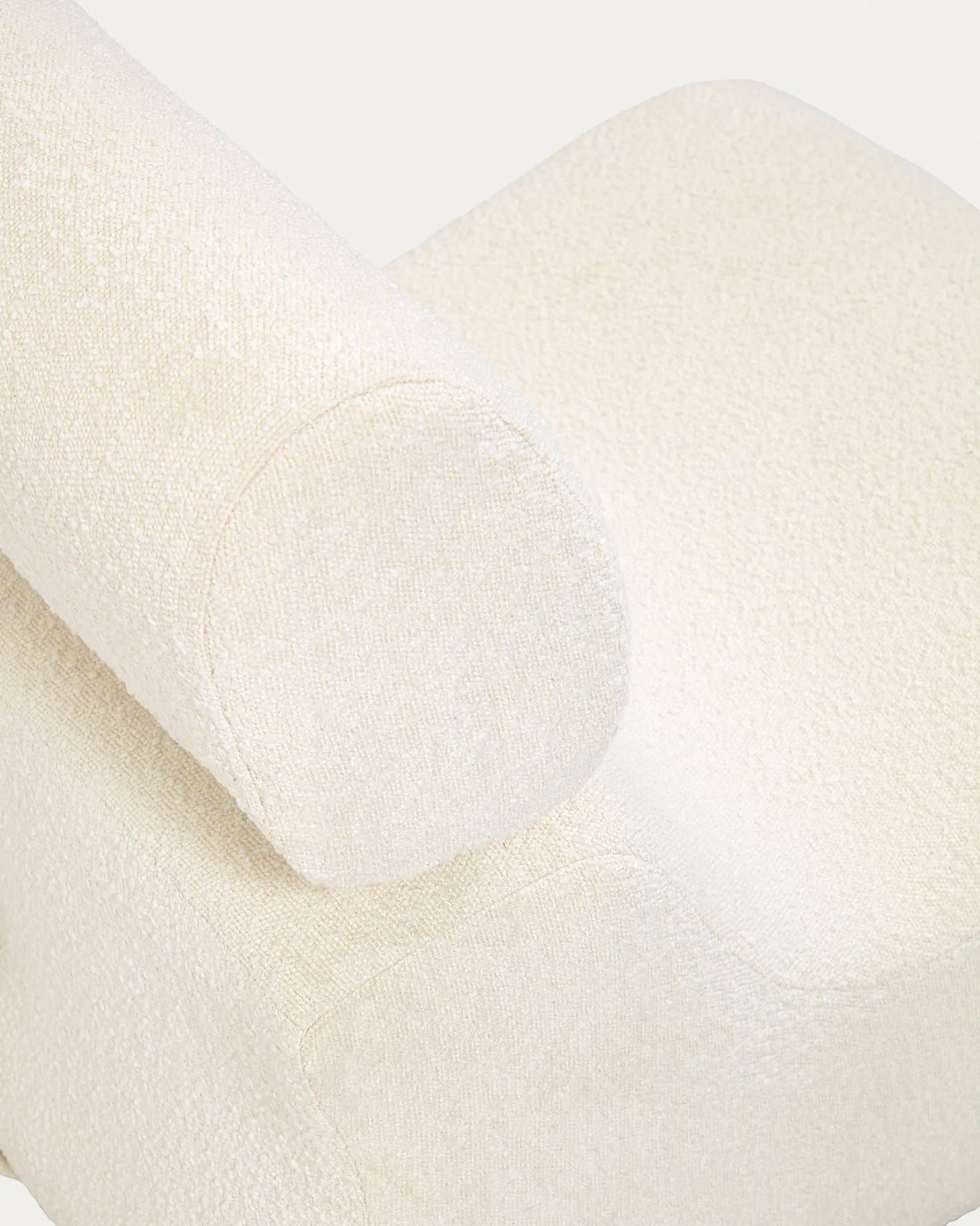Sessel Club mit Bouclé-Stoff in Weiß von Kave Home – Produktbild 3