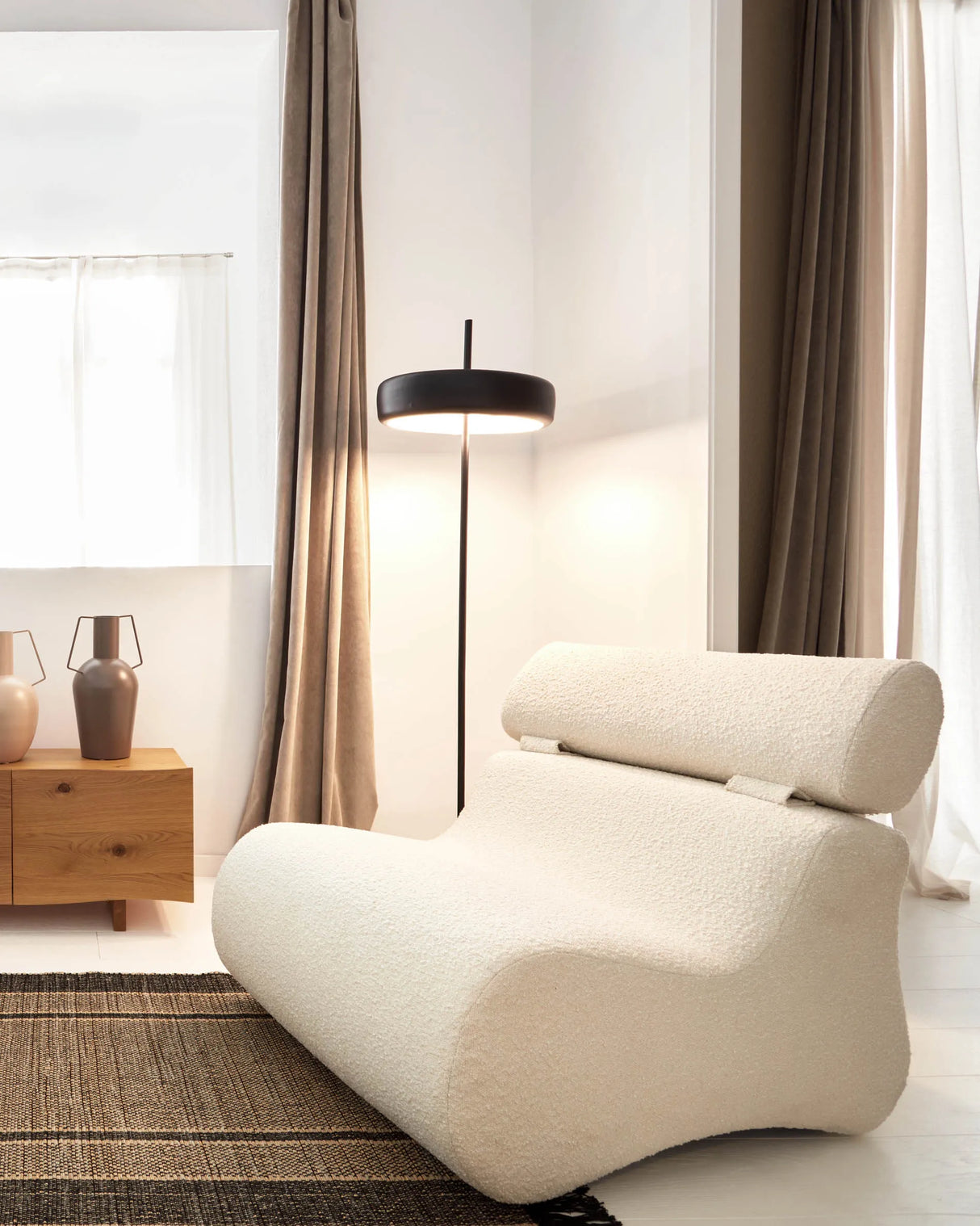 Sessel Club mit Bouclé-Stoff in Weiß von Kave Home – Produktbild 5