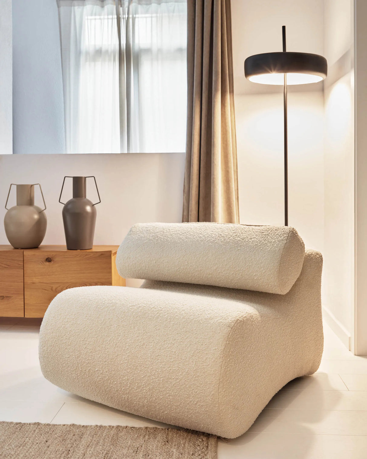 Sessel Club mit Bouclé-Stoff in Weiß von Kave Home – Produktbild 6