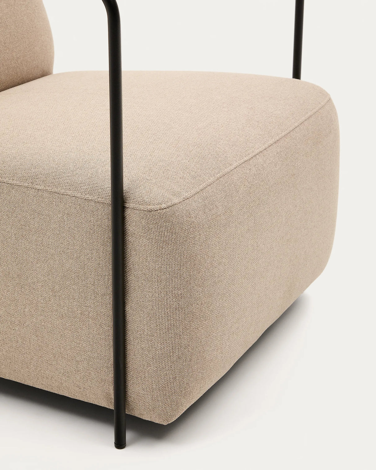 Sessel Gamer in Beige und Metall mit mattschwarzer Lackierung von Kave Home – Produktbild 1