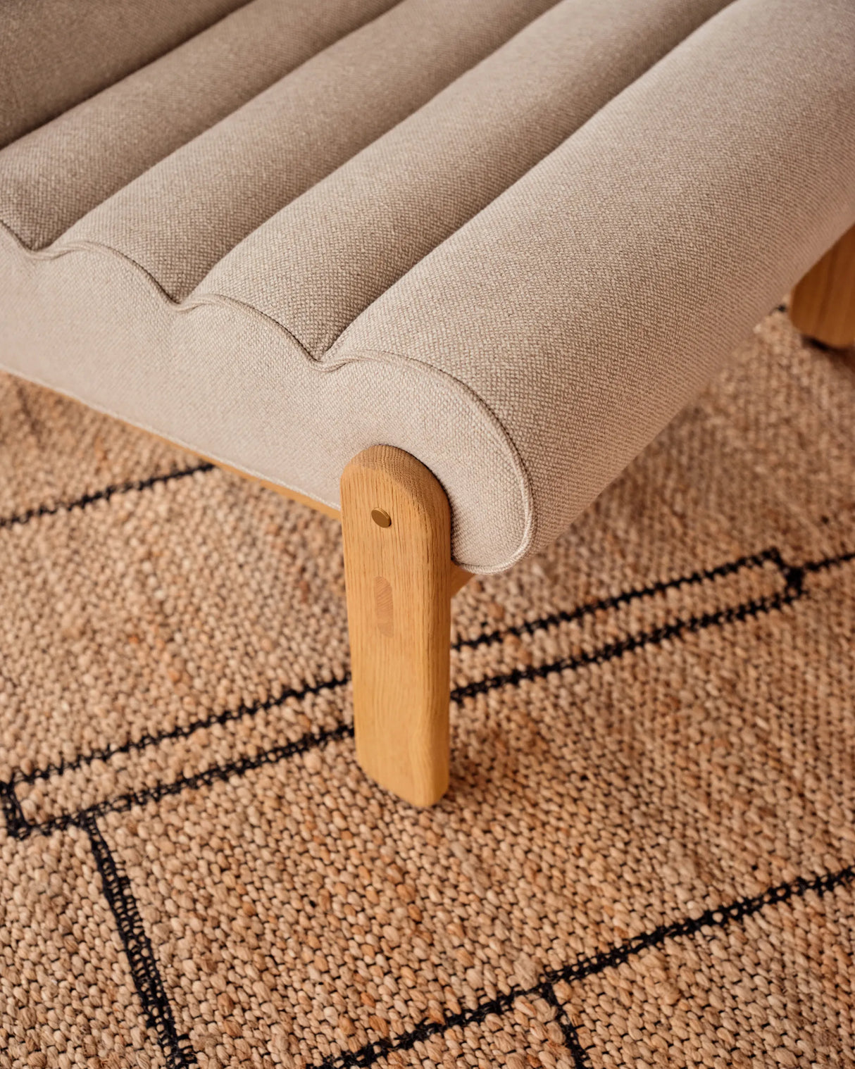 Sessel Magira in Beige aus massivem Eichenholz mit Finish in natürlichem Farbton von Kave Home – Produktbild 8