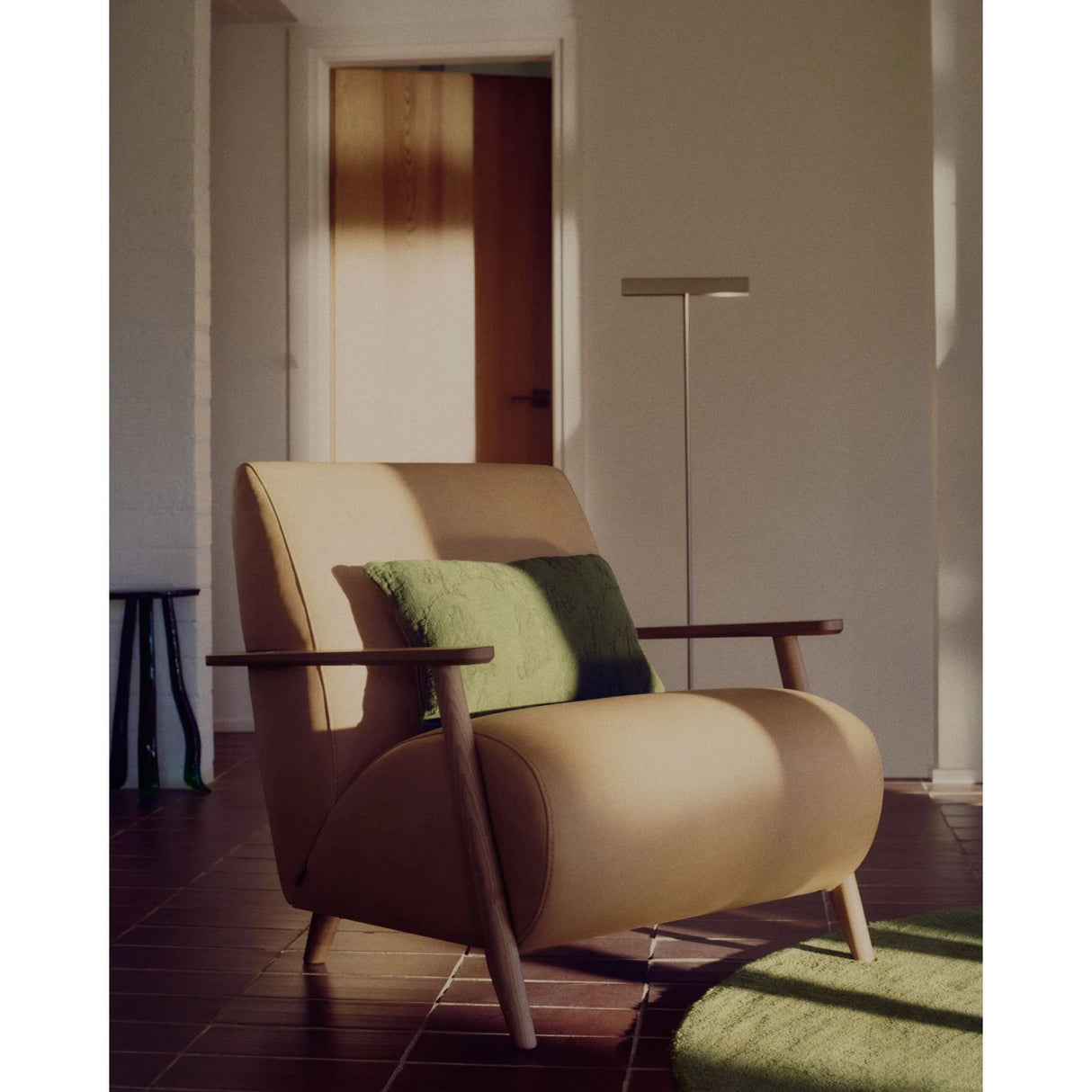 Sessel Meghan in braunem Leder mit massivem Eschenholz mit nussbaumfarbenem Finish, FSC Mix Credit von Kave Home – Produktbild 2