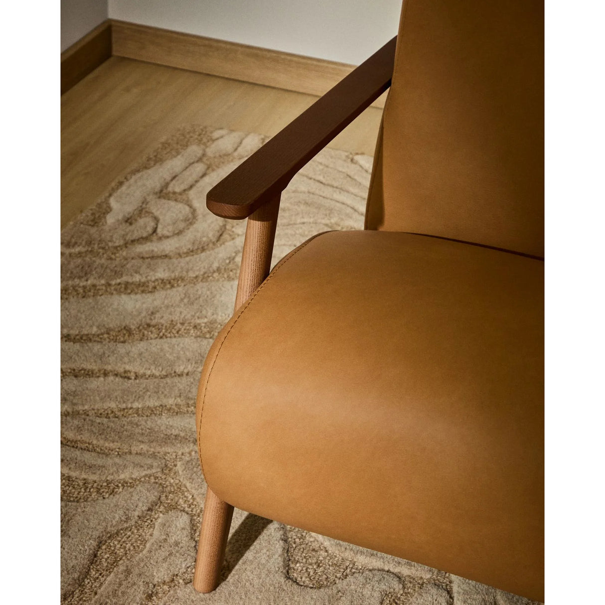 Sessel Meghan in braunem Leder mit massivem Eschenholz mit nussbaumfarbenem Finish, FSC Mix Credit von Kave Home – Produktbild 6