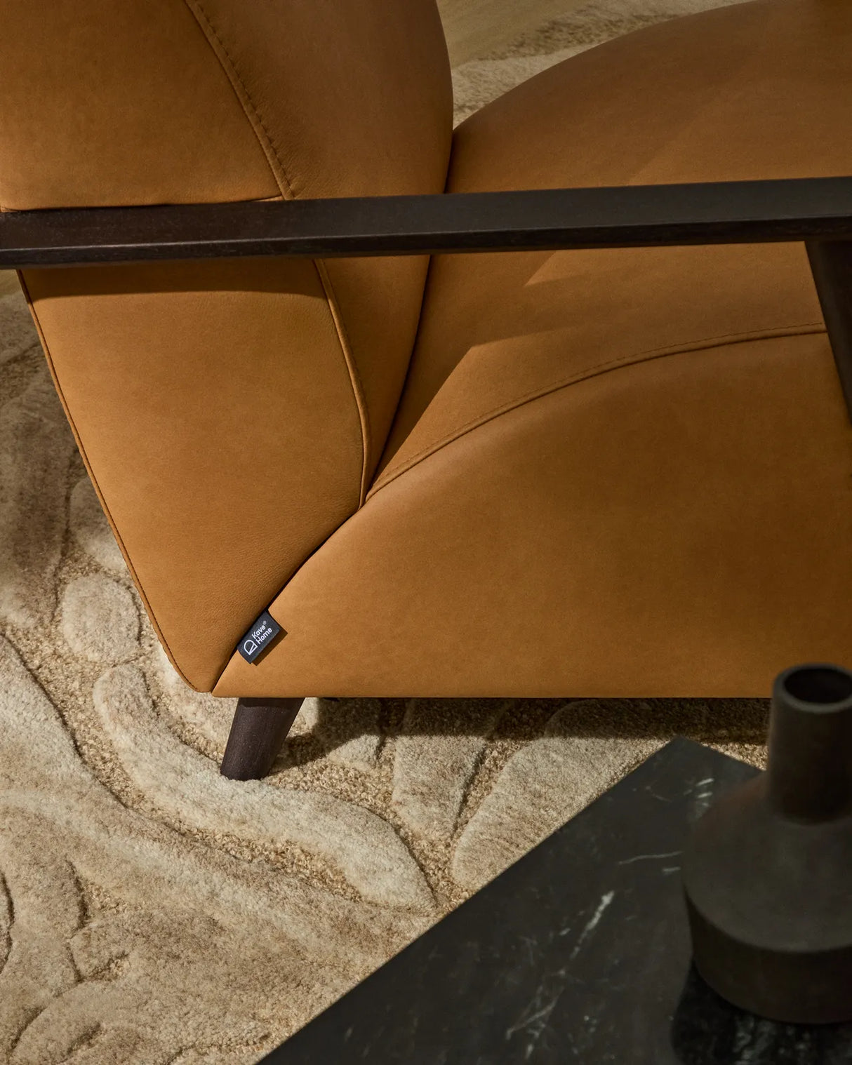 Sessel Meghan in braunem Leder mit massivem Eschenholz mit wengefarbenem Finish, FSC Mix Credit von Kave Home – Produktbild 3