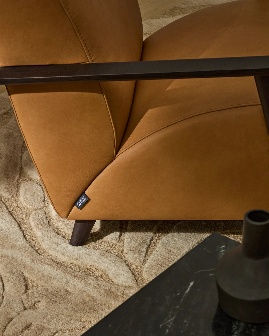 Sessel Meghan in braunem Leder mit massivem Eschenholz mit wengefarbenem Finish, FSC Mix Credit von Kave Home – Produktbild 3