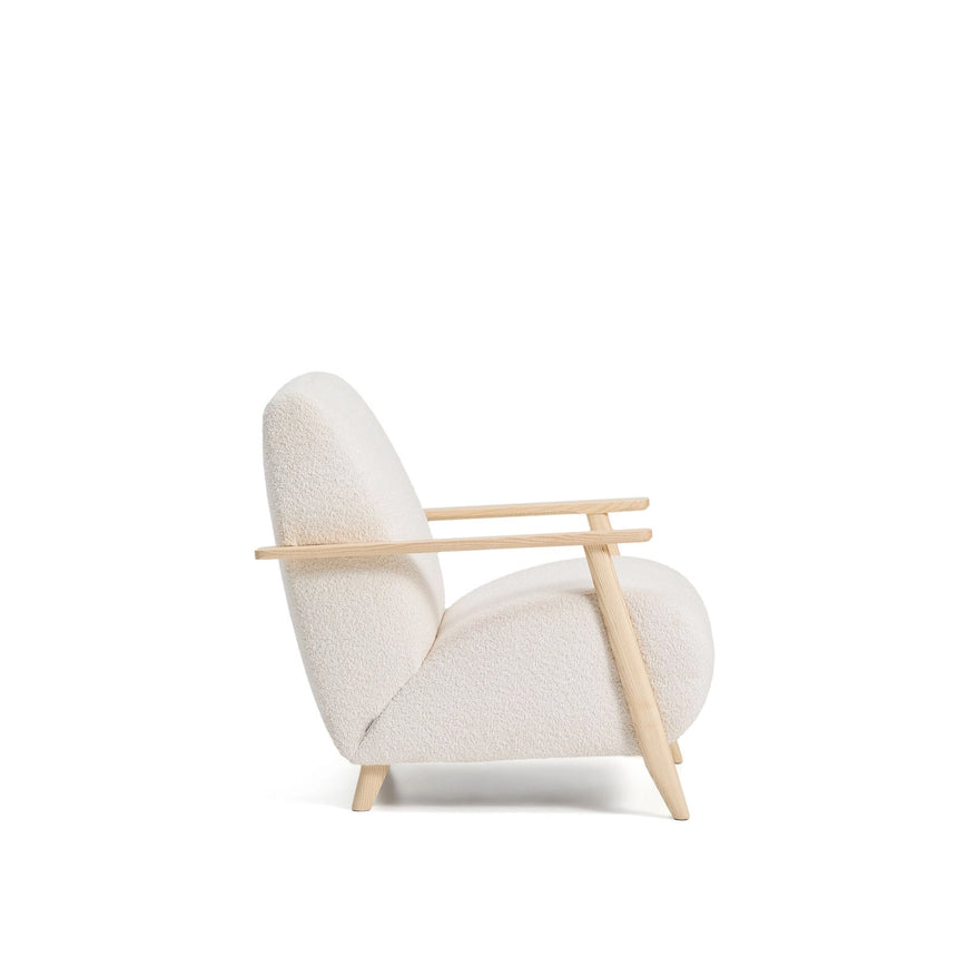 Sessel Meghan in ecrufarbenem, schwer entflammbarem Lammfellimitat mit massivem Eschenholz mit naturfarbenem Finish, FSC Mix Credit von Kave Home – Produktbild 3