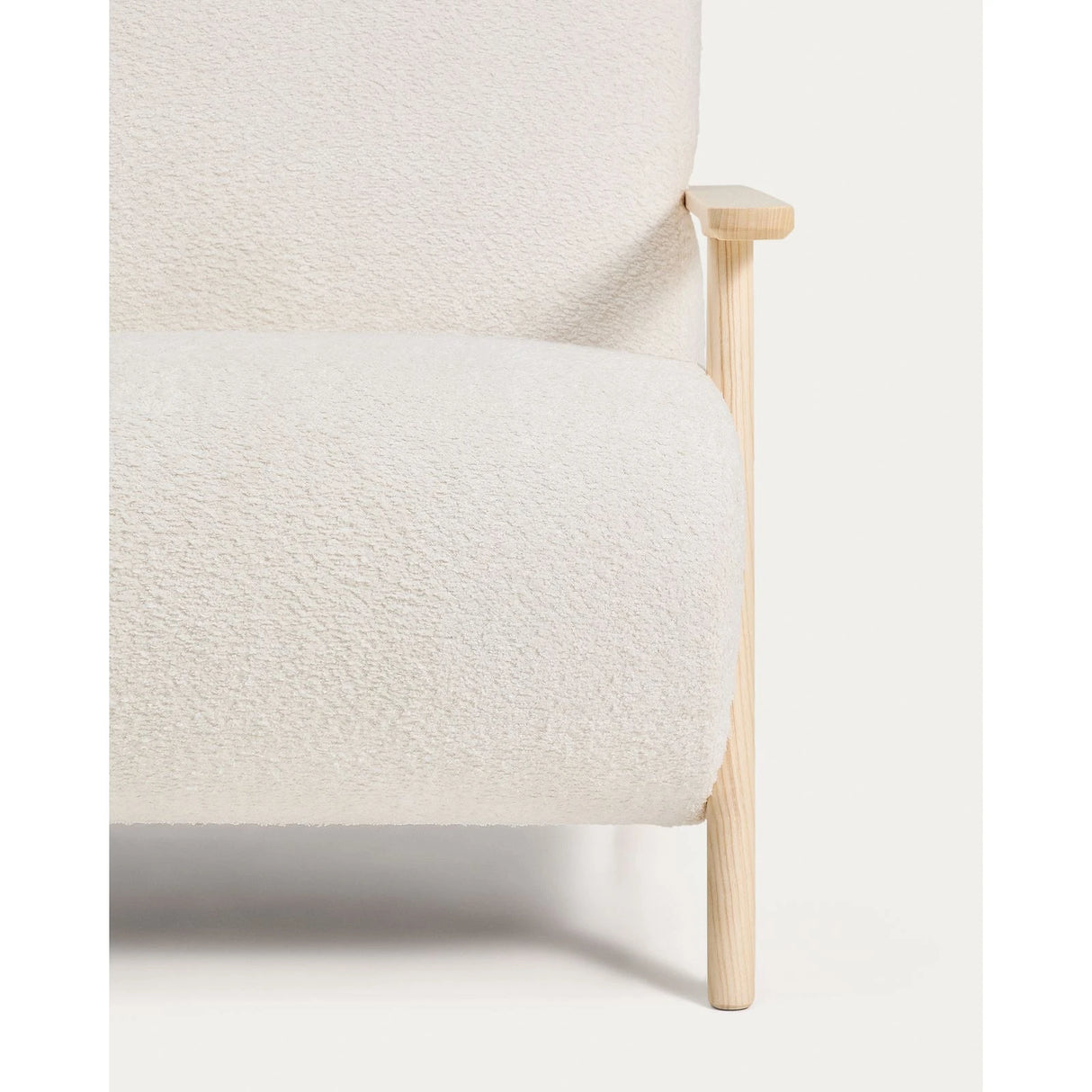Sessel Meghan in ecrufarbenem, schwer entflammbarem Lammfellimitat mit massivem Eschenholz mit naturfarbenem Finish, FSC Mix Credit von Kave Home – Produktbild 6