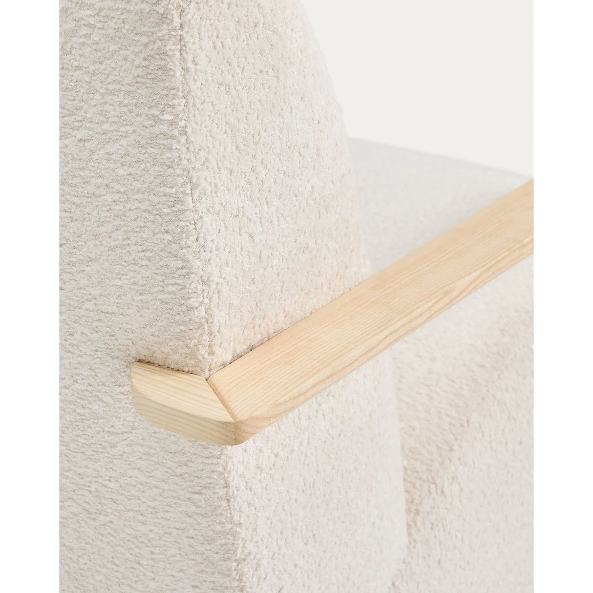Sessel Meghan in ecrufarbenem, schwer entflammbarem Lammfellimitat mit massivem Eschenholz mit naturfarbenem Finish, FSC Mix Credit von Kave Home – Produktbild 9