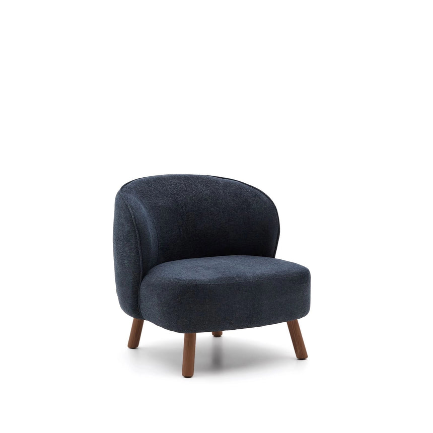 Sessel Ulit aus blaugrauer Chenille mit Beinen aus massivem Eschenholz mit Nussbaum-Finish von Kave Home – Bild 1