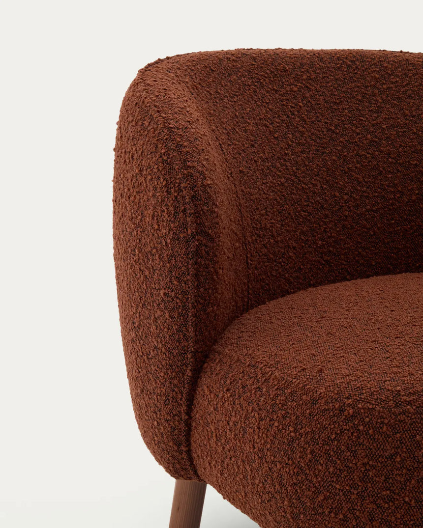 Sessel Ulit aus terrakottafarbenem Lammfellimitat mit Beinen aus massivem Eschenholz mit Nussbaum-Finish von Kave Home – Bild 7