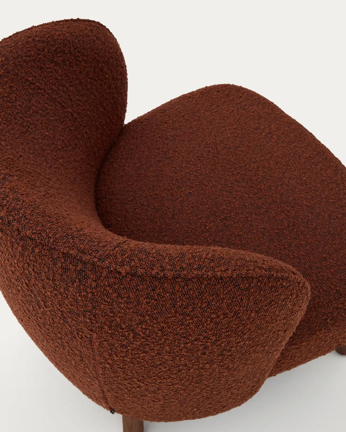 Sessel Ulit aus terrakottafarbenem Lammfellimitat mit Beinen aus massivem Eschenholz mit Nussbaum-Finish von Kave Home – Bild 8
