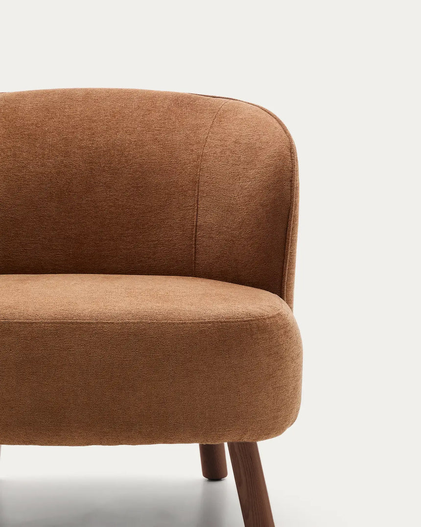 Sessel Ulit aus terrakottafarbener Chenille mit Beinen aus massivem Eschenholz mit Nussbaum-Finish von Kave Home – Bild 6