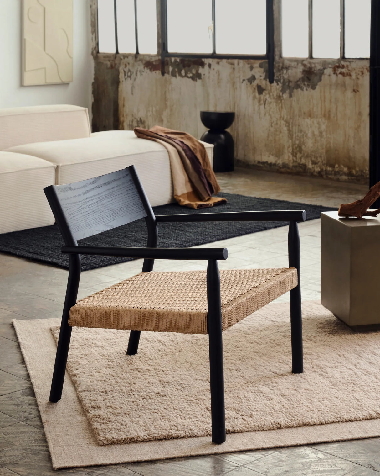 Sessel Yalia massives Eichenholz mit Nussholz-Finish und Sitz aus Papierseil FSC 100% von Kave Home – Produktbild 5