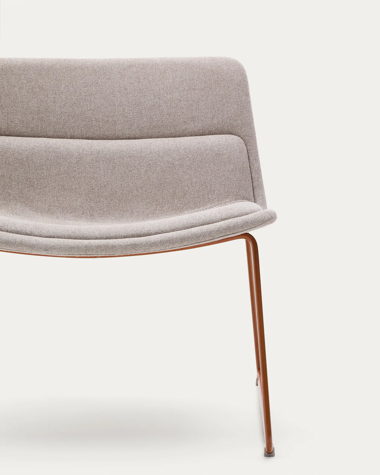 Sessel Zahara in Beige mit Stahlbeinen und Terrakotta-Finish FSC 100% von Kave Home – Produktbild 1