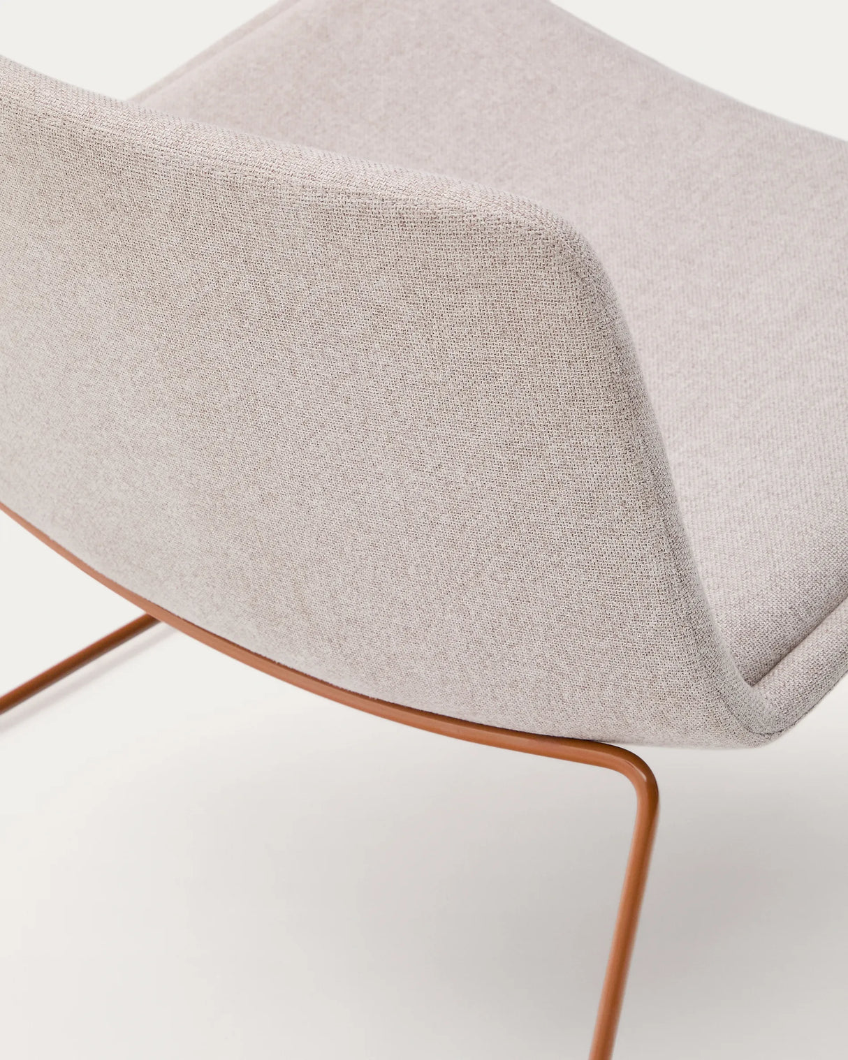 Sessel Zahara in Beige mit Stahlbeinen und Terrakotta-Finish FSC 100% von Kave Home – Produktbild 3