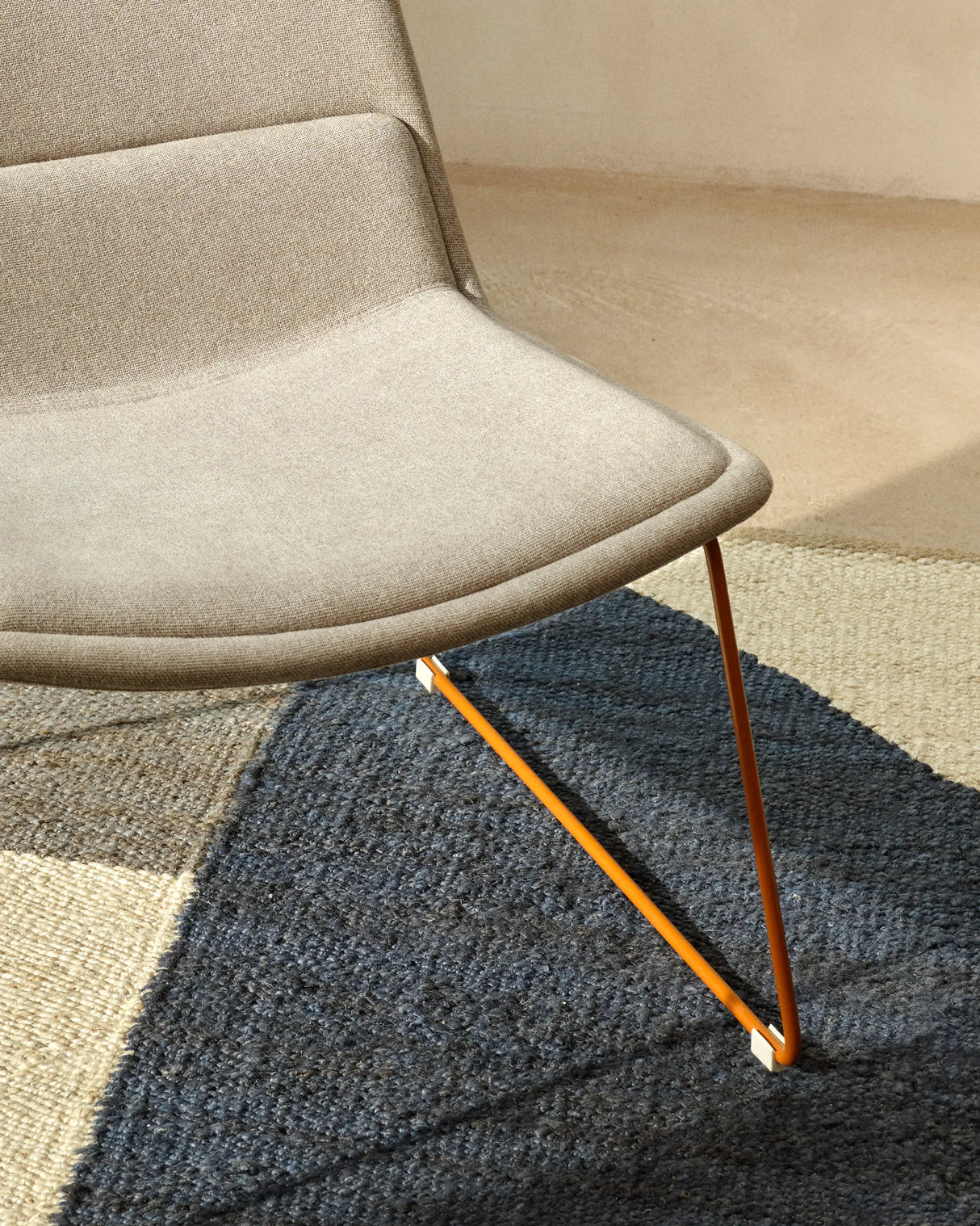 Sessel Zahara in Beige mit Stahlbeinen und Terrakotta-Finish FSC 100% von Kave Home – Produktbild 7