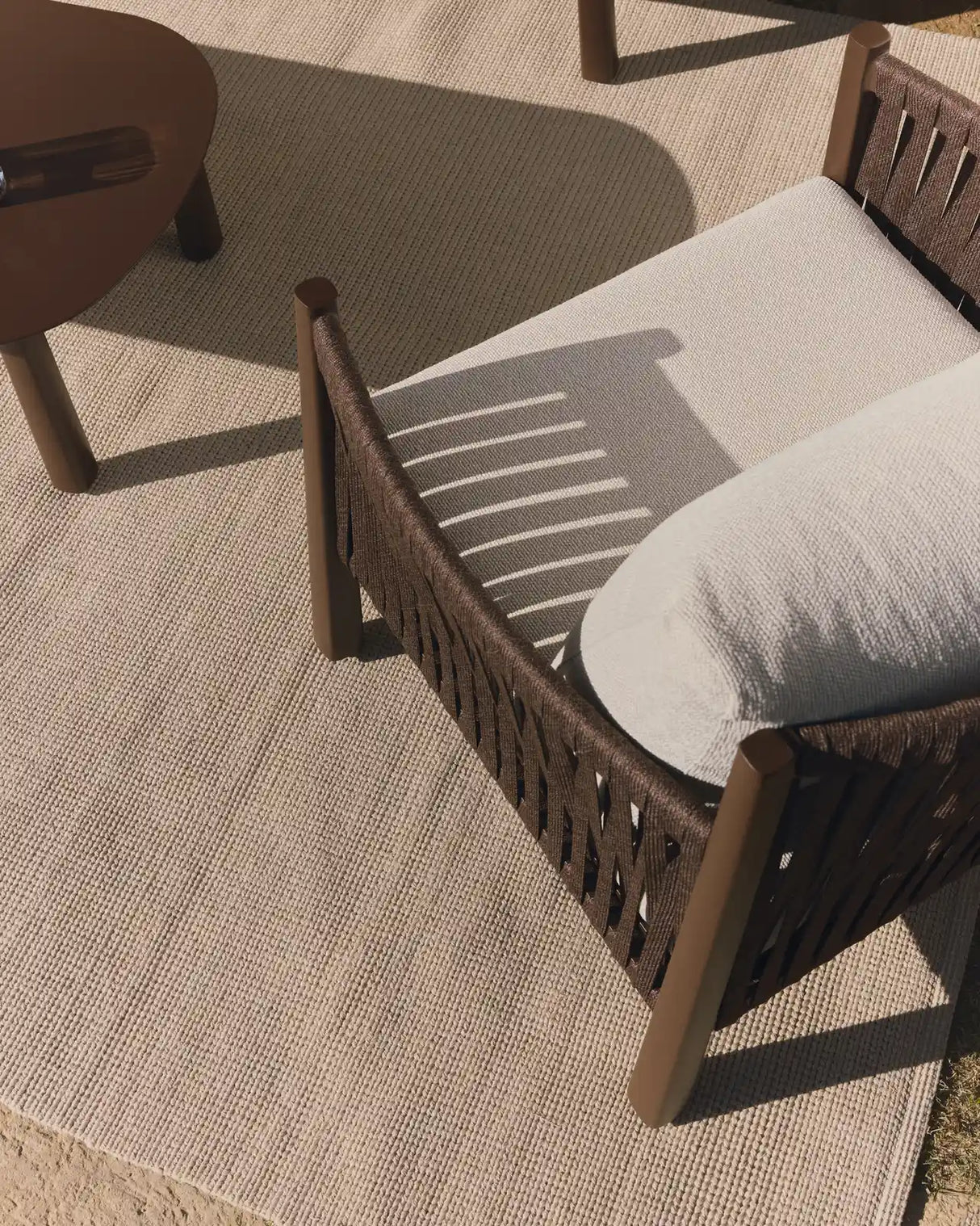 Set Aleria, bestehend aus einem 3-Sitzer-Sofa, zwei Sesseln sowie einem Couchtisch aus Aluminium und braunem Synthetikseil von Kave Home – Bild 3
