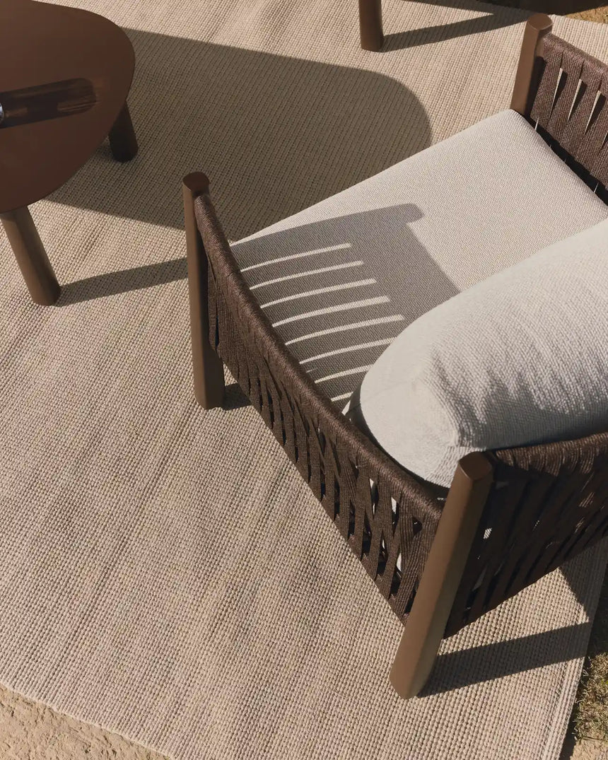 Set Aleria, bestehend aus einem 3-Sitzer-Sofa, zwei Sesseln sowie einem Couchtisch aus Aluminium und braunem Synthetikseil von Kave Home – Bild 3