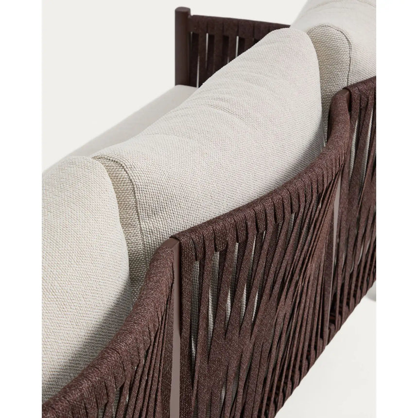 Set Aleria, bestehend aus einem 3-Sitzer-Sofa, zwei Sesseln sowie einem Couchtisch aus Aluminium und braunem Synthetikseil von Kave Home – Bild 8