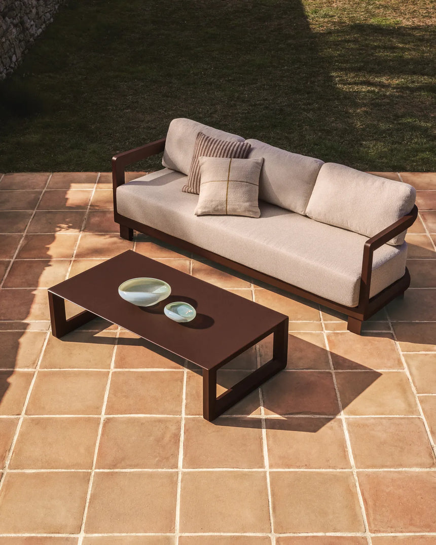 Set Nerano mit 3-Sitzer Sofa und Couchtisch aus Aluminium in Braun von Kave Home – Bild 2