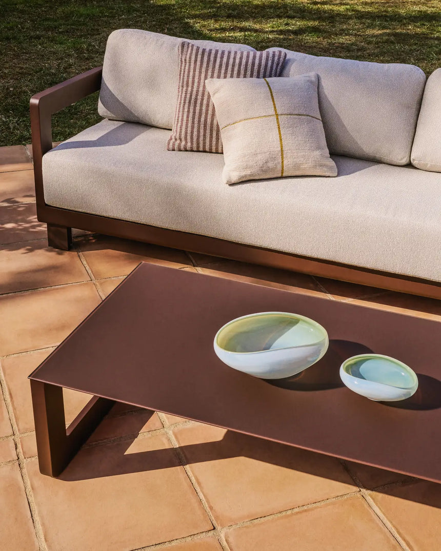 Set Nerano mit 3-Sitzer Sofa und Couchtisch aus Aluminium in Braun von Kave Home – Bild 4