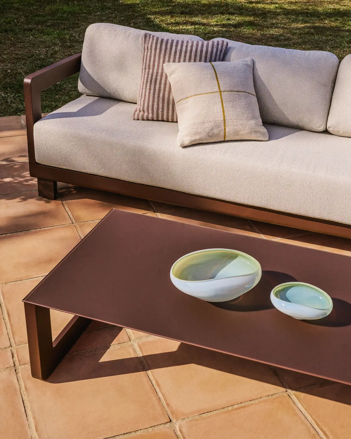 Set Nerano mit 3-Sitzer Sofa und Couchtisch aus Aluminium in Braun von Kave Home – Bild 4