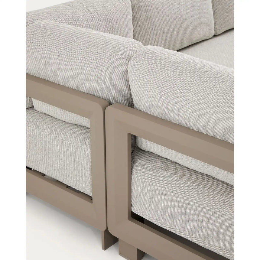 Set Nerano mit 5-Sitzer-Ecksofa und Couchtisch aus gehärtetem Glas und Aluminium in Taupe von Kave Home – Bild 8