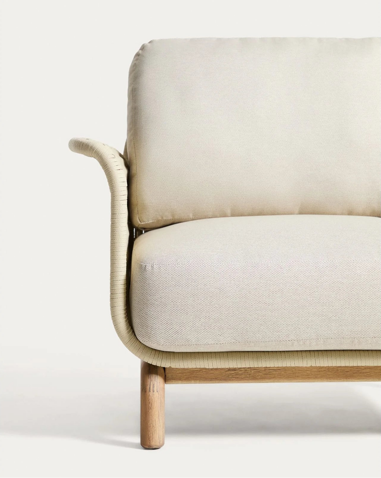 Set mit 2 Sesseln Alipa aus massivem Akazienholz und ecrufarbenem Seil, FSC 100 %, und Couchtisch Garbet aus braunem Zement Ø 60 cm von Kave Home – Bild 3