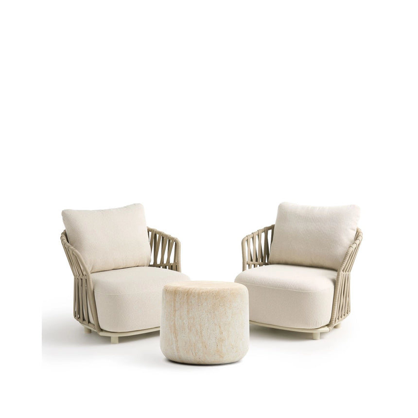Set mit 2 Sesseln Osani aus ecrufarbenem Aluminium und taupefarbenem Seil und Beistelltisch Drasi aus Zement in Travertinoptik Ø 60 cm von Kave Home – Bild 1