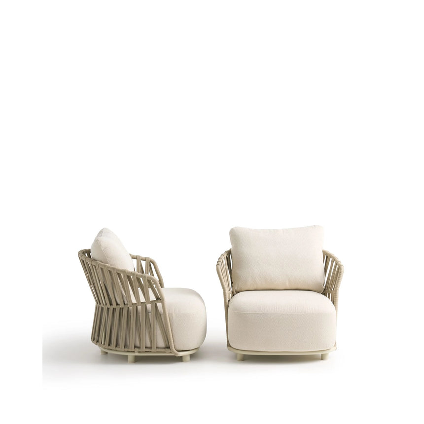 Set mit 2 Sesseln Osani aus ecrufarbenem Aluminium und taupefarbenem Seil und Beistelltisch Drasi aus Zement in Travertinoptik Ø 60 cm von Kave Home – Bild 2