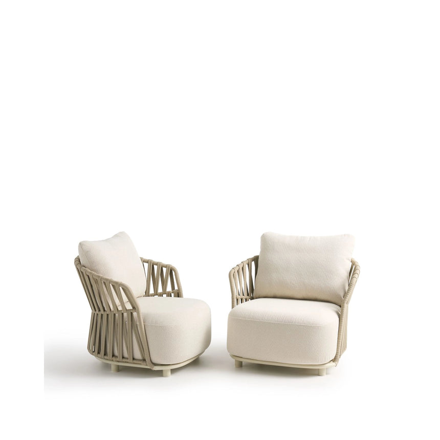 Set mit 2 Sesseln Osani aus ecrufarbenem Aluminium und taupefarbenem Seil und Beistelltisch Drasi aus Zement in Travertinoptik Ø 60 cm von Kave Home – Bild 3