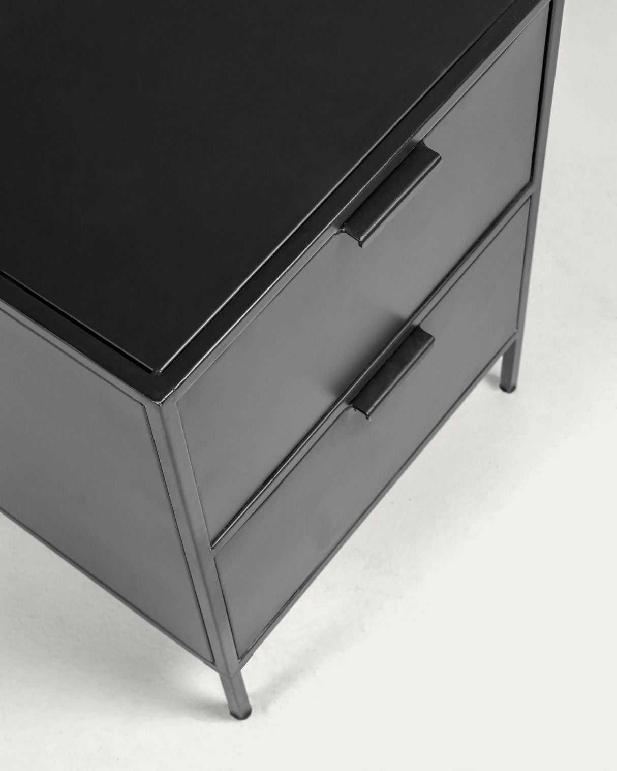 Shantay Nachttisch 40 x 50 cm aus Stahl mit schwarzem Finish von Kave Home – Produktbild 1