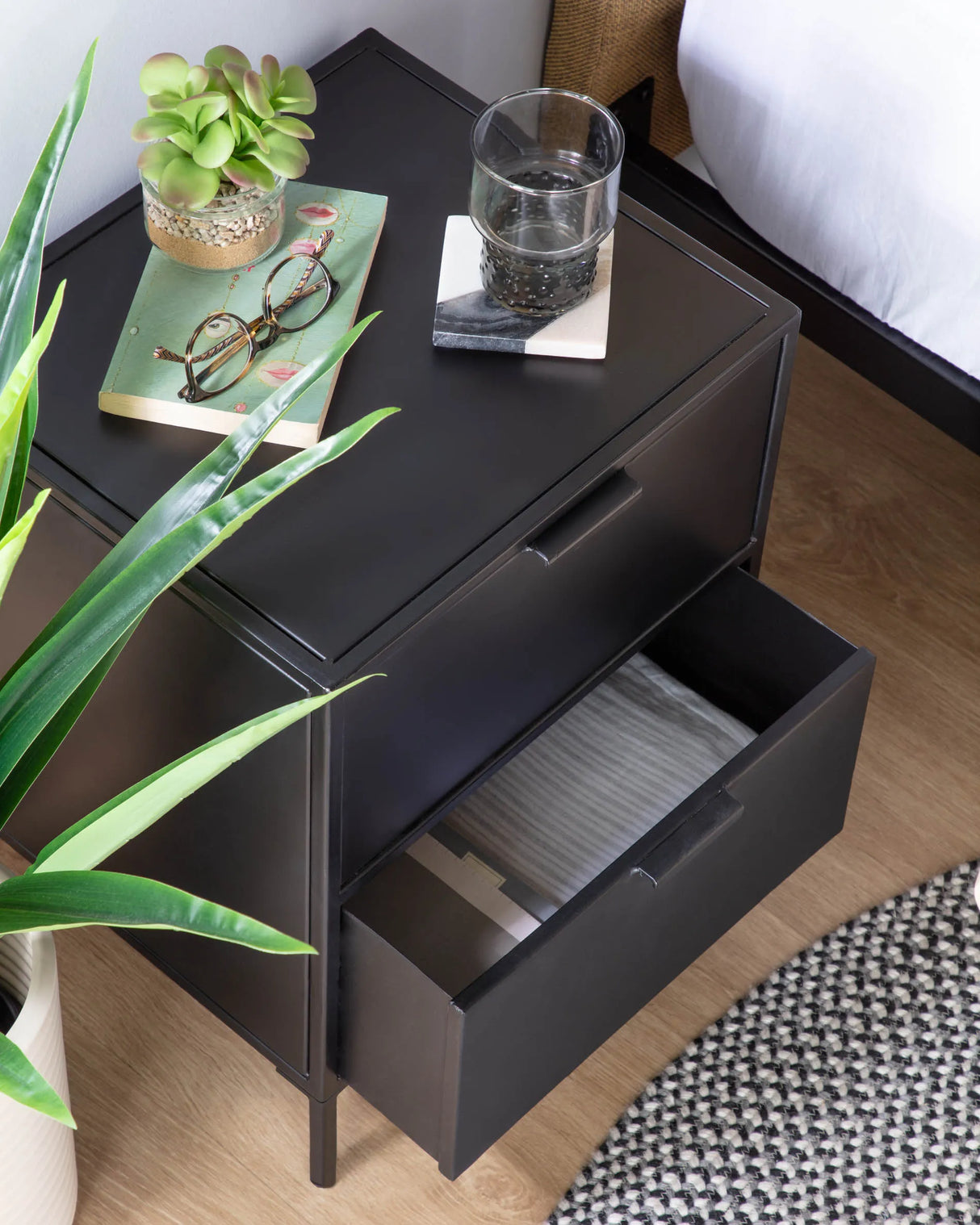 Shantay Nachttisch 40 x 50 cm aus Stahl mit schwarzem Finish von Kave Home – Produktbild 6