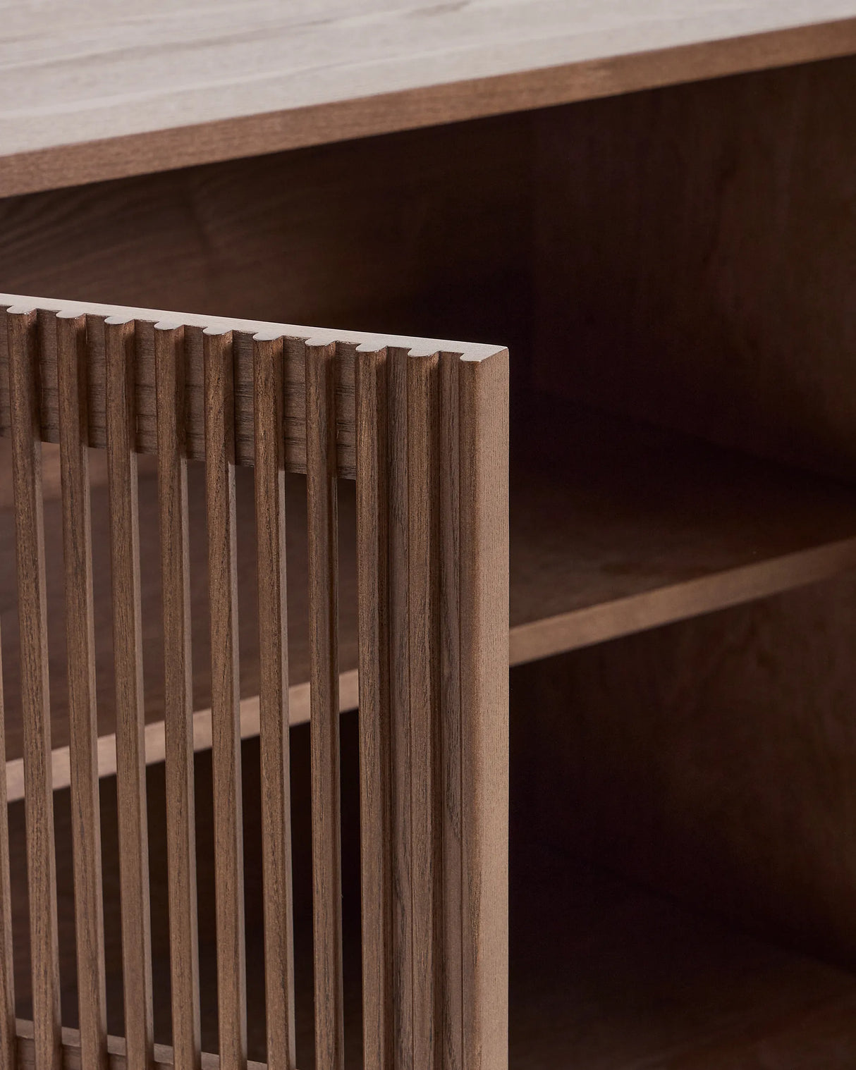 Sideboard Beyla aus Furnier und Massivholz aus Esche mit nussbaumfarbenem Finish 181 x 71,5 cm FSC 100% von Kave Home – Produktbild 9