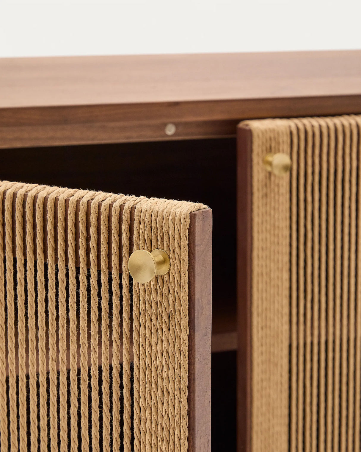 Sideboard Elan 2 Türen 2 Schubladen massives Nussholz und Furnier Seil 180x73cm FSC Mix Credit von Kave Home – Produktbild 7