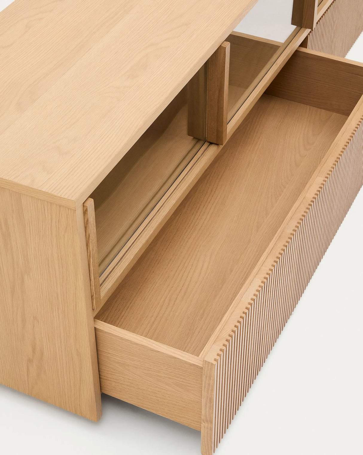 Sideboard Helvine 4 Türen 2 Schubladen Eichenfurnier gehärtetes Glas 200 x 54 cm FSC 100% von Kave Home – Produktbild 1