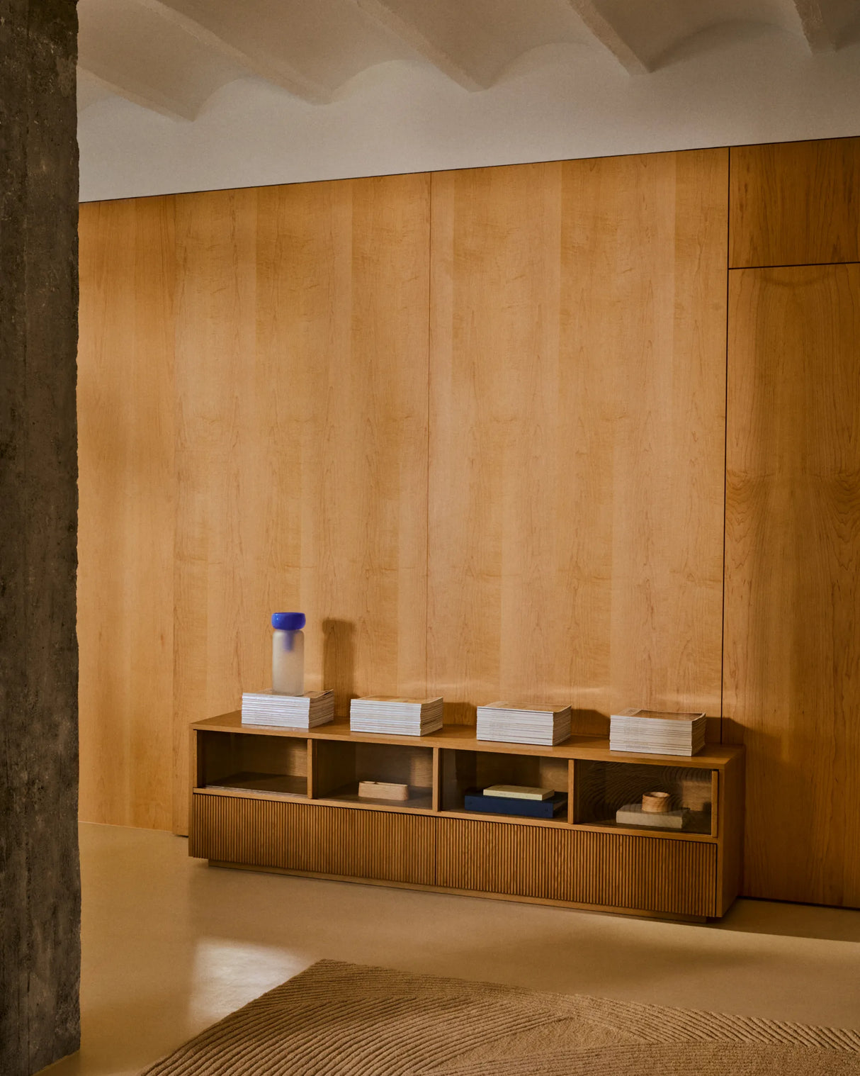 Sideboard Helvine 4 Türen 2 Schubladen Eichenfurnier gehärtetes Glas 200 x 54 cm FSC 100% von Kave Home – Produktbild 6