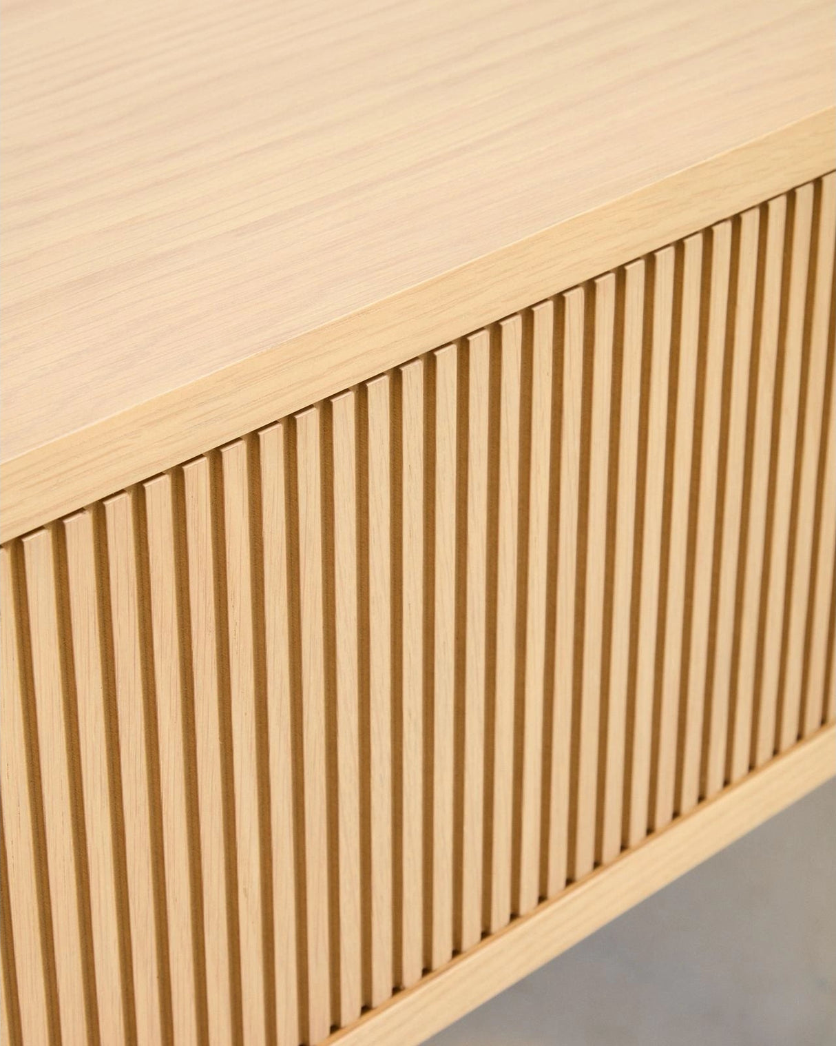 Sideboard Helvine mit 5 Türen und 5 Schubladen aus Eichenfurnier und gehärtetem Glas, 245 x 80 cm, FSC 100 % von Kave Home – Bild 6