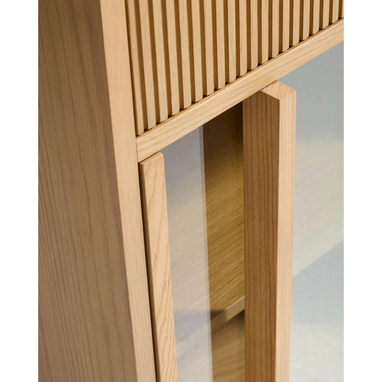 Sideboard Helvine mit 5 Türen und 5 Schubladen aus Eichenfurnier und gehärtetem Glas, 245 x 80 cm, FSC 100 % von Kave Home – Bild 7