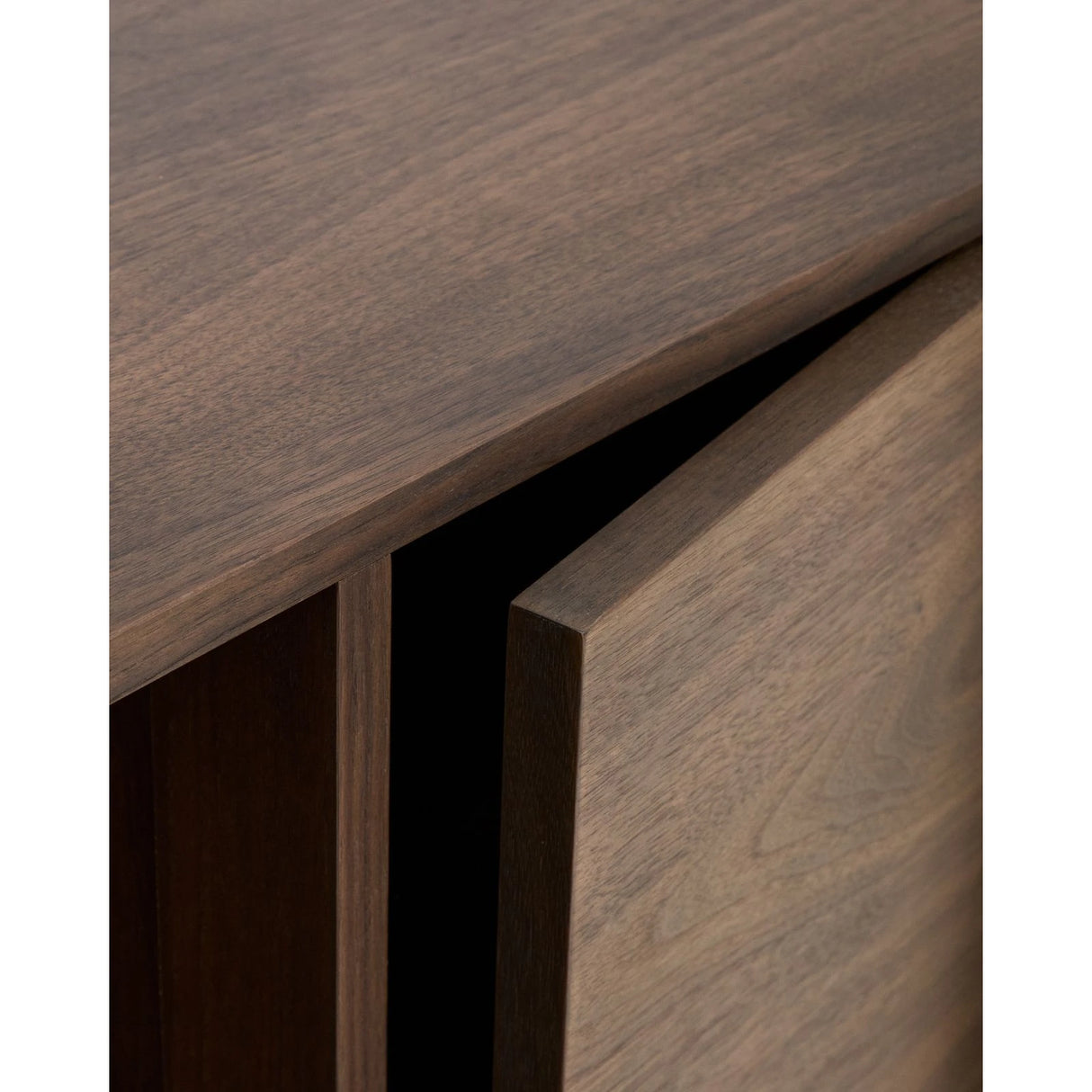Sideboard Onix aus Walnussfurnier mit dunklem Finish 100 x 80 cm FSC Mix Credit von Kave Home – Bild 8