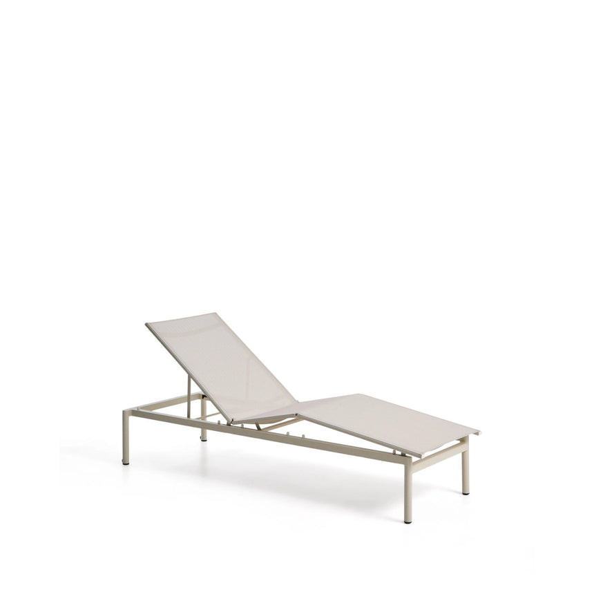 Sonnenliege Lesina aus taupefarbenem Aluminium und ecrufarbenem Texteline von Kave Home – Bild 1