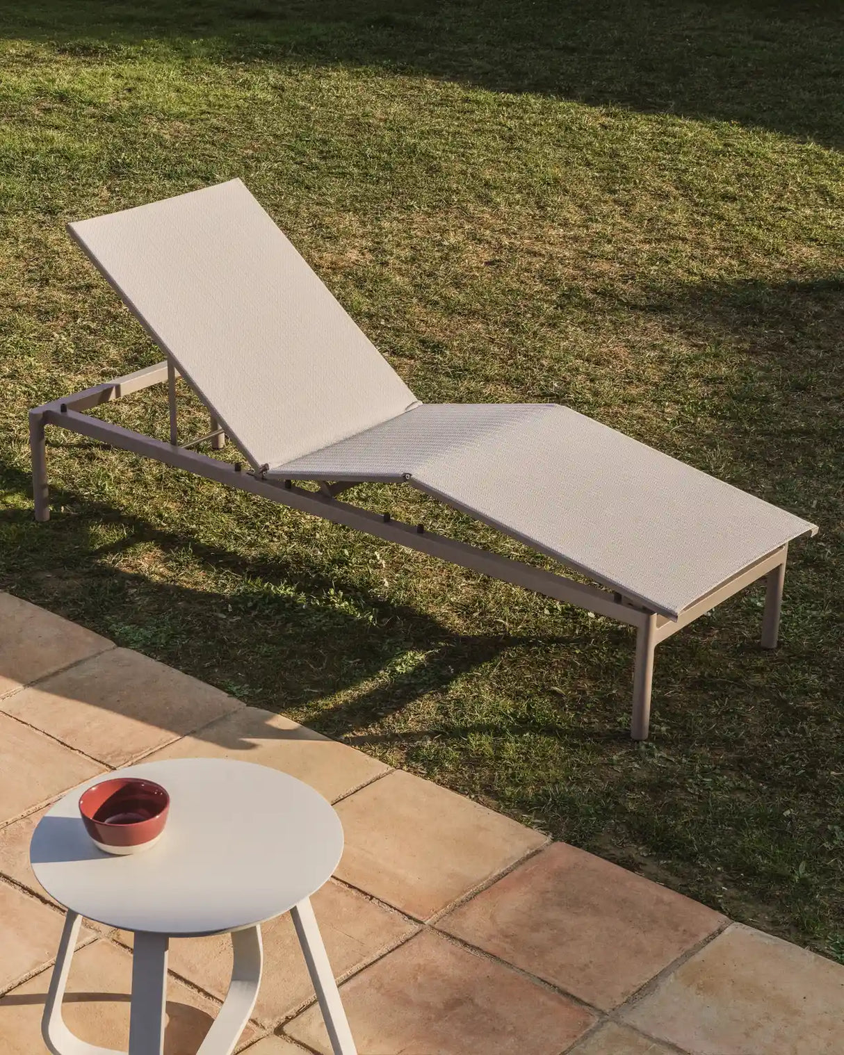 Sonnenliege Lesina aus taupefarbenem Aluminium und ecrufarbenem Texteline von Kave Home – Bild 2