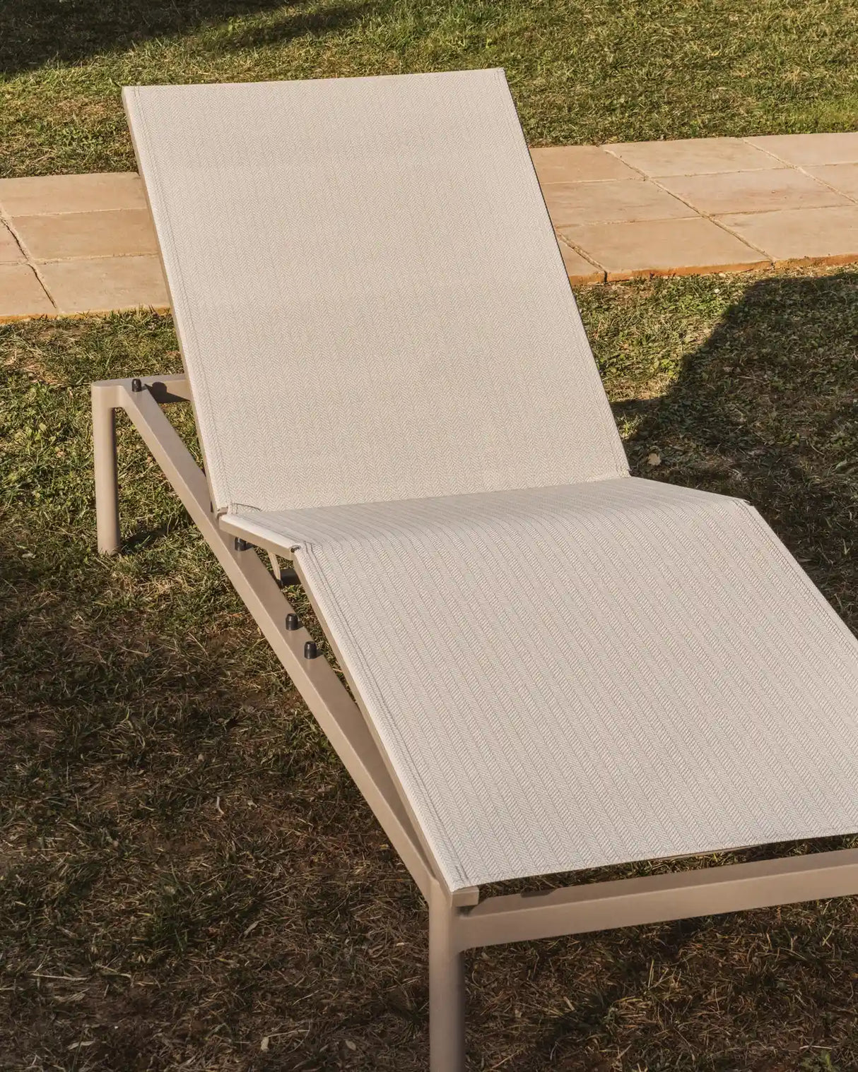 Sonnenliege Lesina aus taupefarbenem Aluminium und ecrufarbenem Texteline von Kave Home – Bild 3