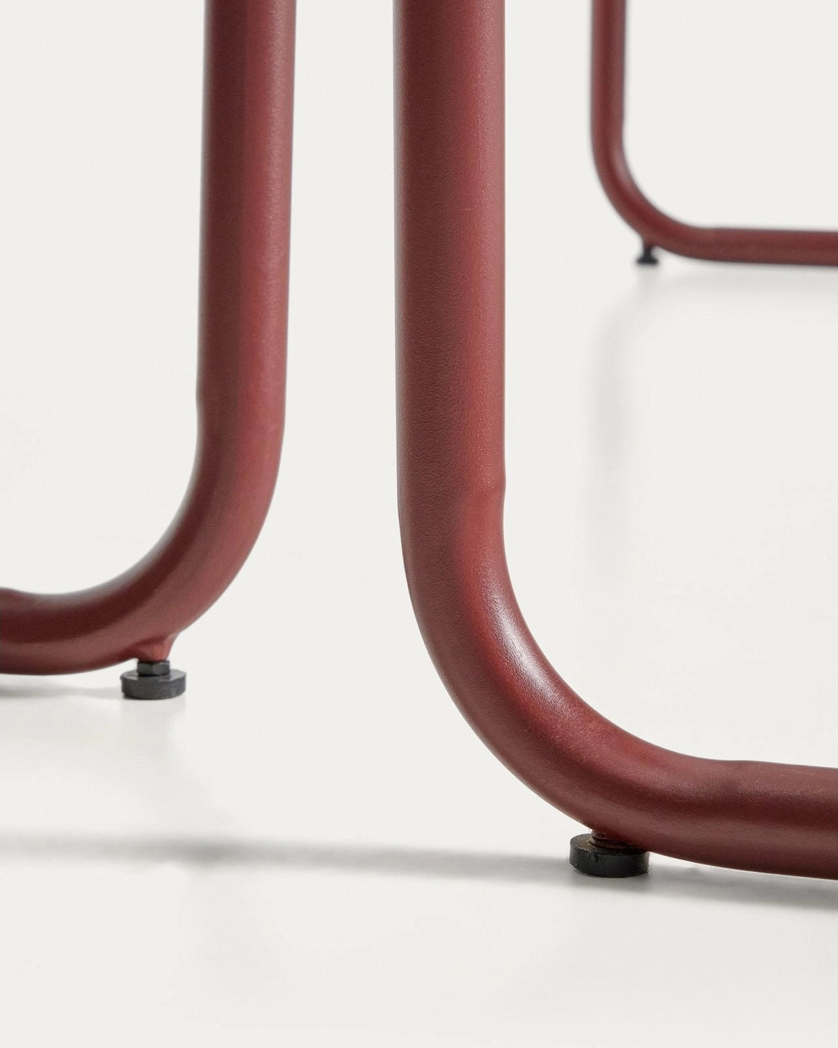 Sotil Set aus 2 Bänken und Tisch aus verzinktem Stahl mit granatfarbenem Finish 183 x 83 cm von Kave Home – Bild 10