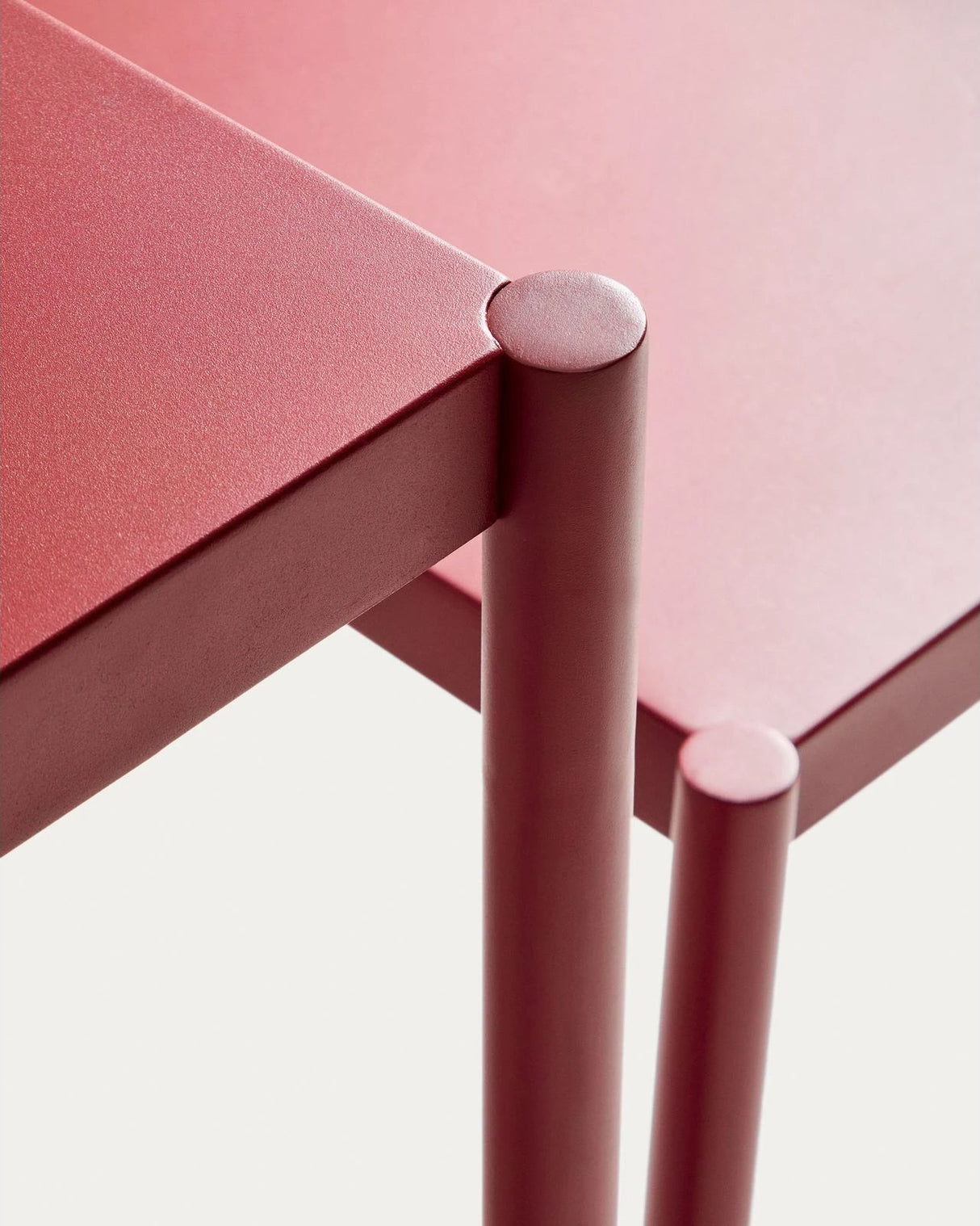 Sotil Set aus 2 Bänken und Tisch aus verzinktem Stahl mit granatfarbenem Finish 183 x 83 cm von Kave Home – Bild 7