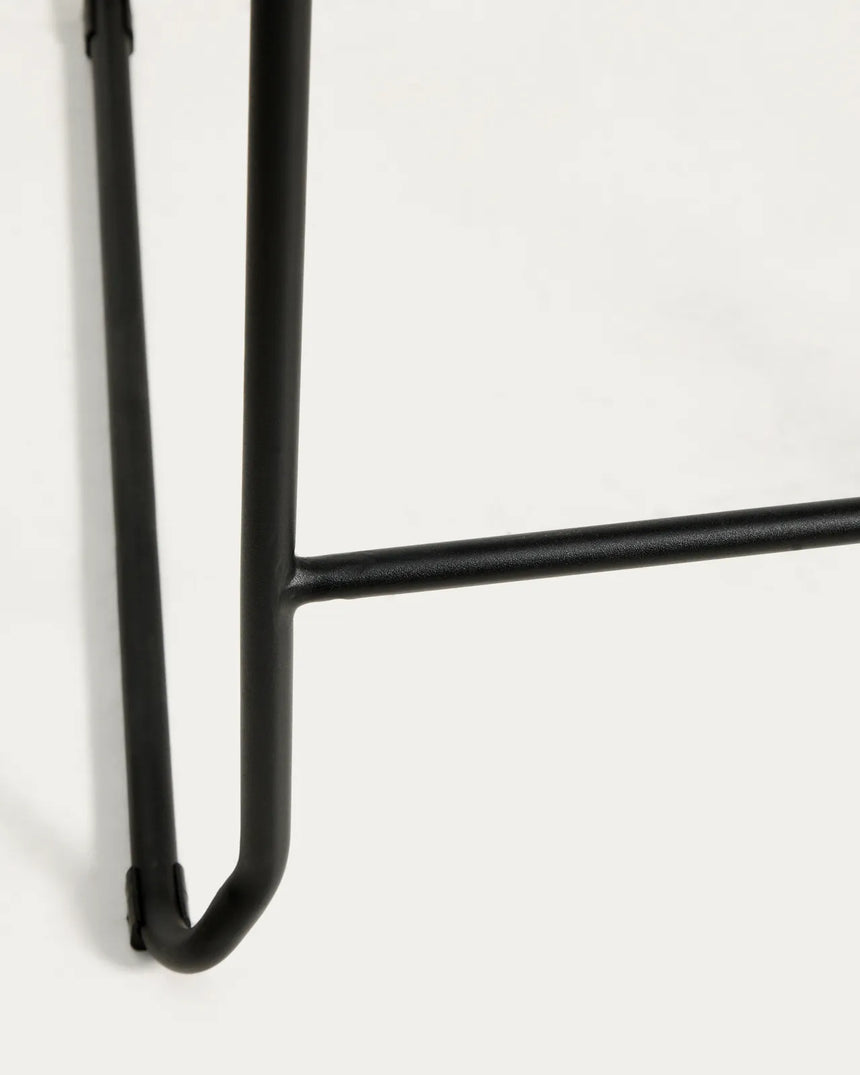 Stapelbarer Hocker Meli mit Chenille und Beinen aus Metall, FSC Mix Credit, 65 cm von Kave Home – Bild 11