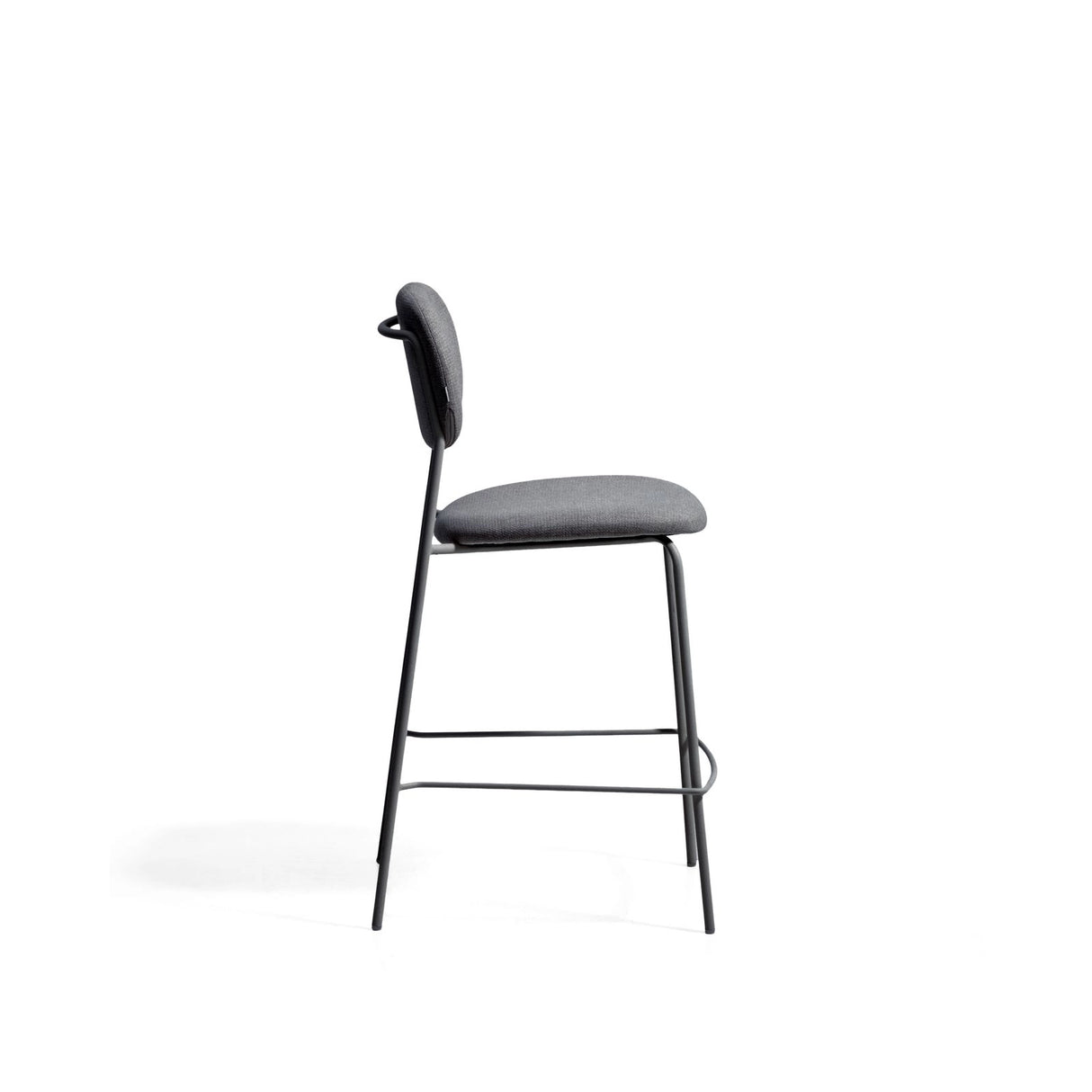 Stapelbarer Hocker Meli mit Chenille und Beinen aus Metall, FSC Mix Credit, 65 cm von Kave Home – Bild 4
