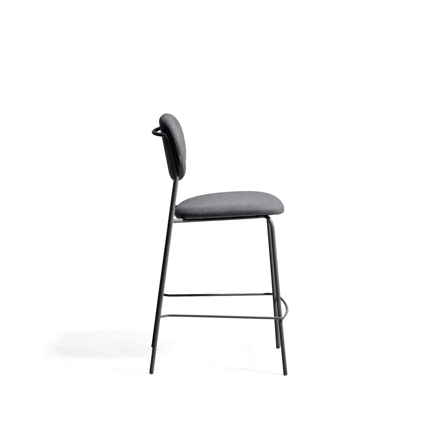 Stapelbarer Hocker Meli mit Chenille und Beinen aus Metall, FSC Mix Credit, 65 cm von Kave Home – Bild 4